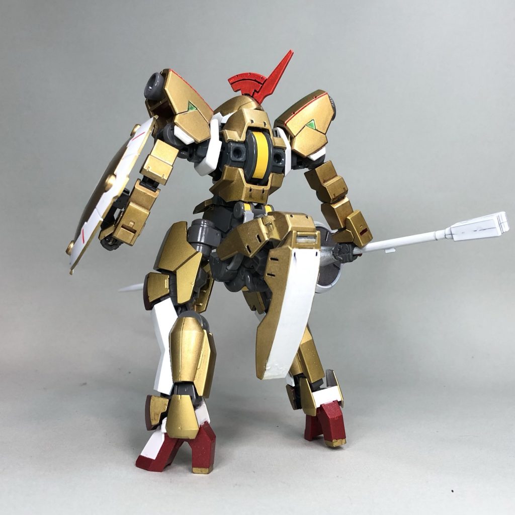 二脚形態、背面。グレイズリッターの肩パーツで、ケンタウロスユニットとの接続部分を隠してます。