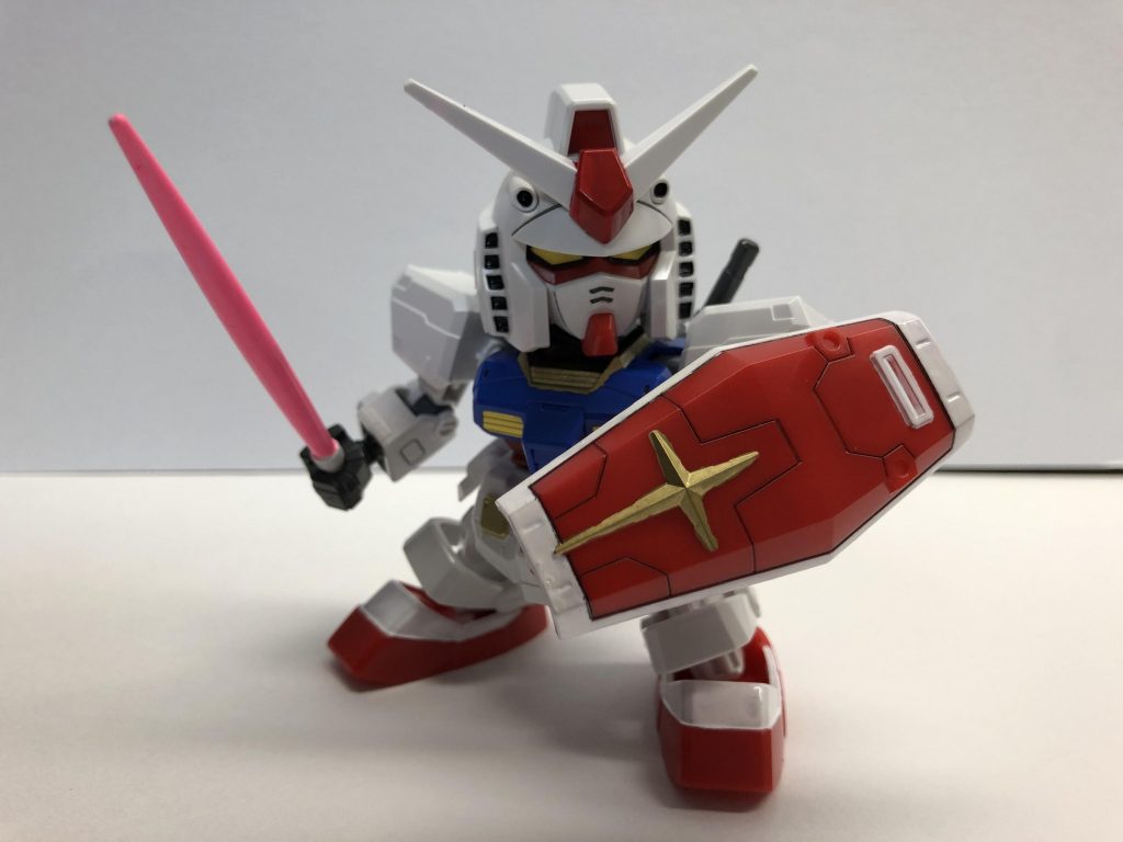 ビームサーベルは蛍光ピンク色で塗りました。