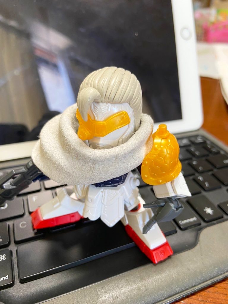 髪の毛はパテをモリモリして製作。この後、完全感想前にニッパーでチョキチョキしてショートカットにしてます。