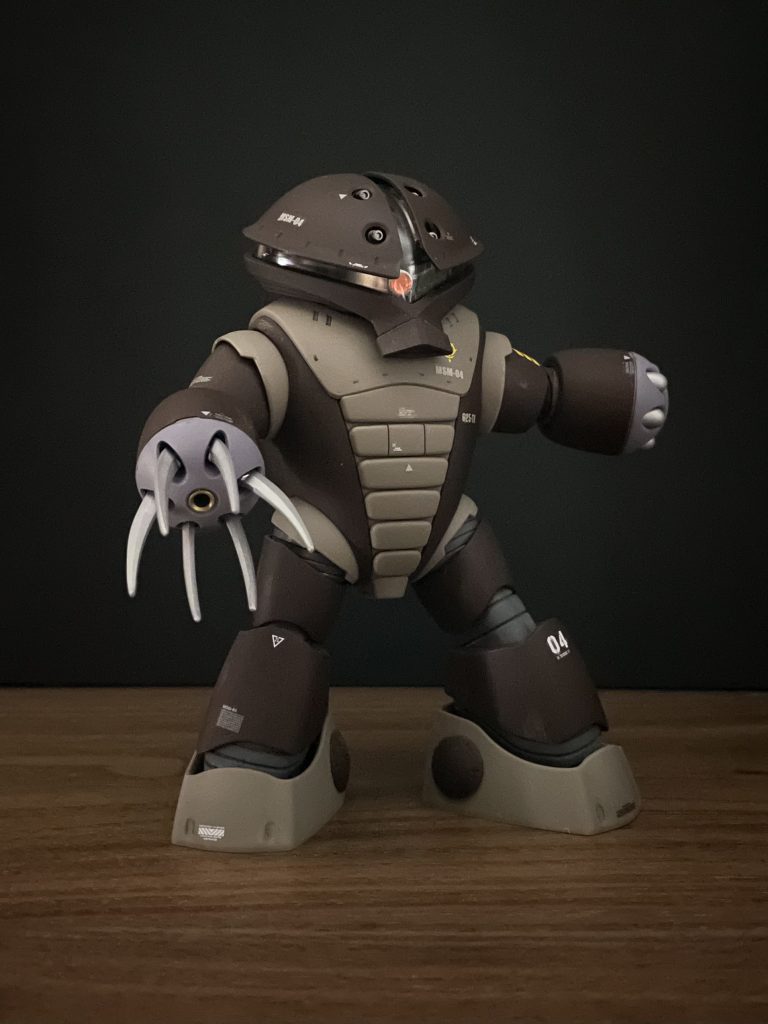 体育座りは出来ないですね。旧キット箱絵風ポーズ。