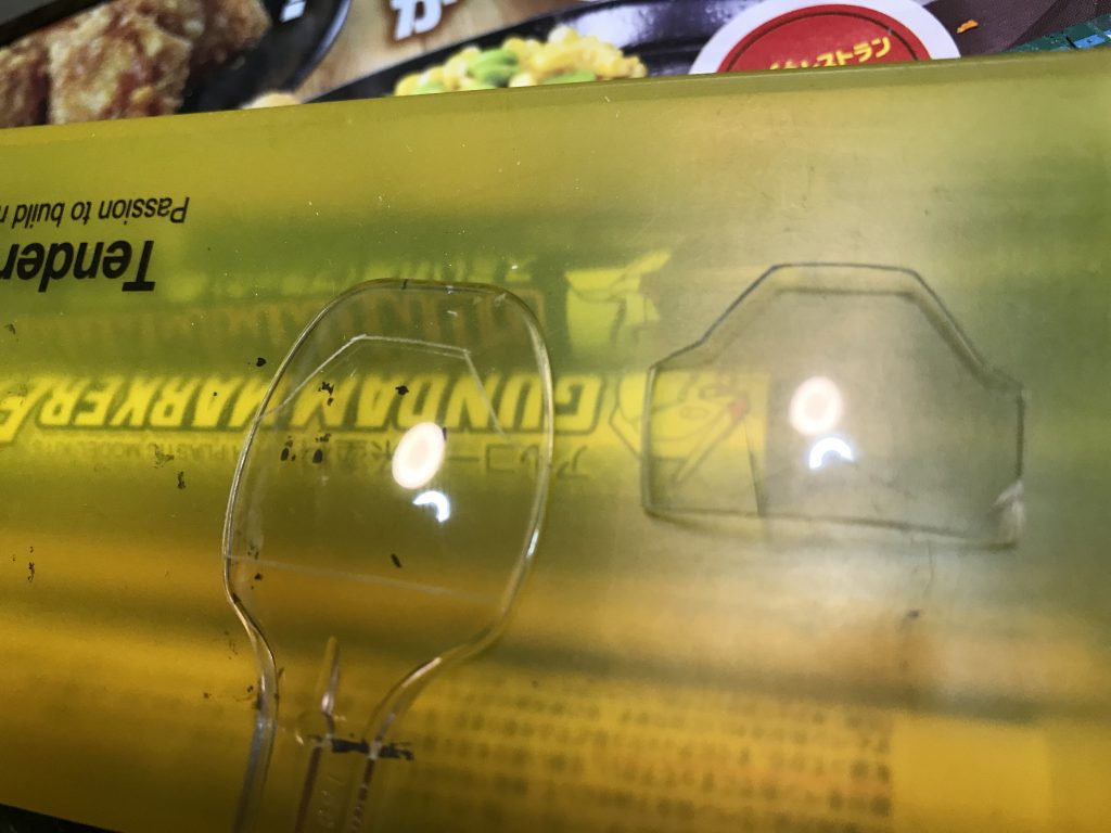 ちなみにバイザーのクリアパーツは100均のプラスプーンを使ってまして、これがまた加工中に亀裂が入りやすくて5回程作り直してなお亀裂が入って流石に諦めてそのままにしました。グリーンは筆塗りでクリアパーツ塗装をする勇気が無く、同じく100均の暗記用シートを切り抜いた物を金属スプーンで挟み込み、熱湯で茹でて熱加工して使いました。クリアパーツとクリアグリーンで二重になってるんですこのバイザー。苦労の割には報われてない箇所なのでした。