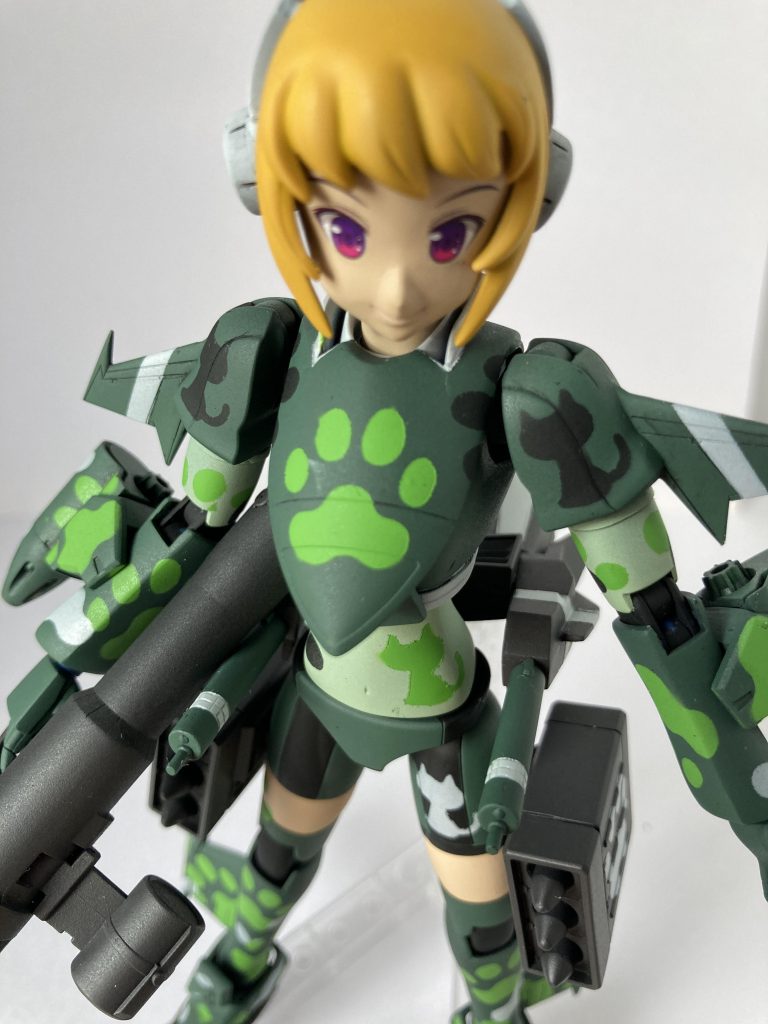 武装はMGのザクⅡ、F2型から拝借、バズーカの持ち手を1／144サイズのに変更