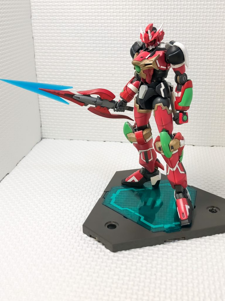 バックパックを外した状態です。全体的に白いラインディテールを追加して、赤や黒のボディが寂しくならないようにしました。