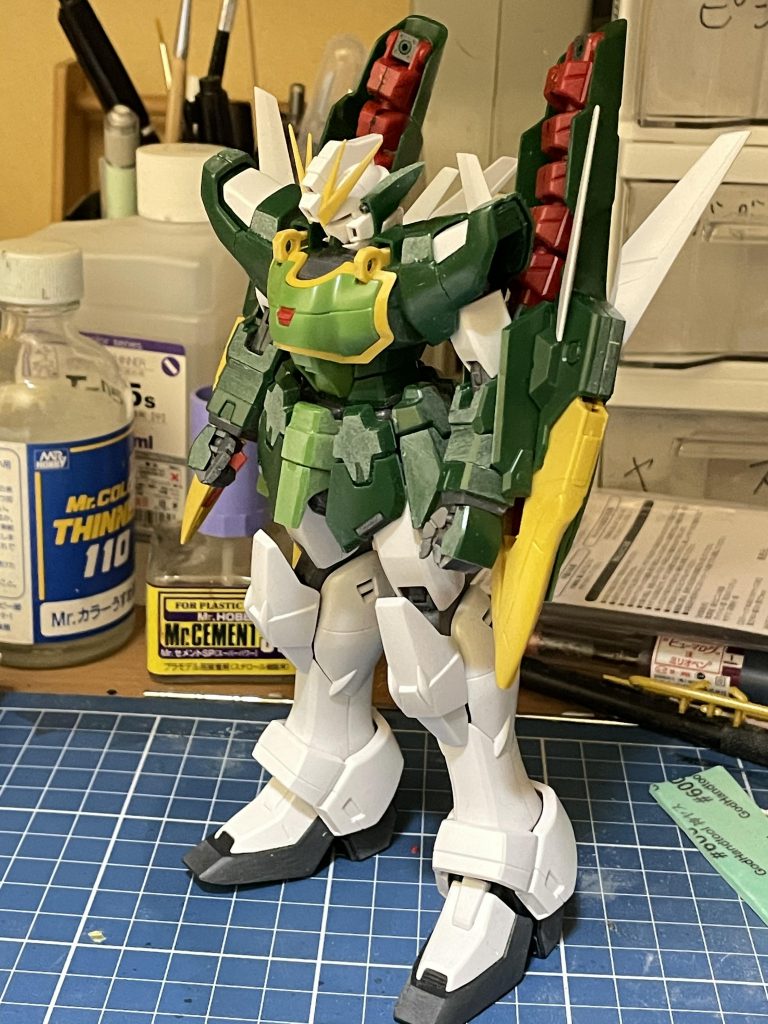 元のナタク。元キットがMGの割に簡易化された作りでディティールも少なめでした。Ver.Kaウイングゼロの隣に置いてもボケないことを目標に制作しました。