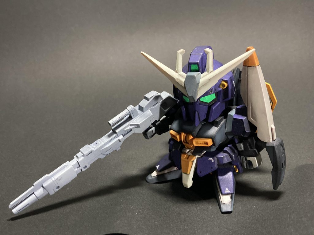 黒サフを下地にパープル、ホワイト、ダークグレー、オレンジイエローカメラアイは付属のシール使用、仕上げはつや消し、スミ入れはリアルタッチマーカーグレー3と、ガンダムマーカーブラック併用で御座います。