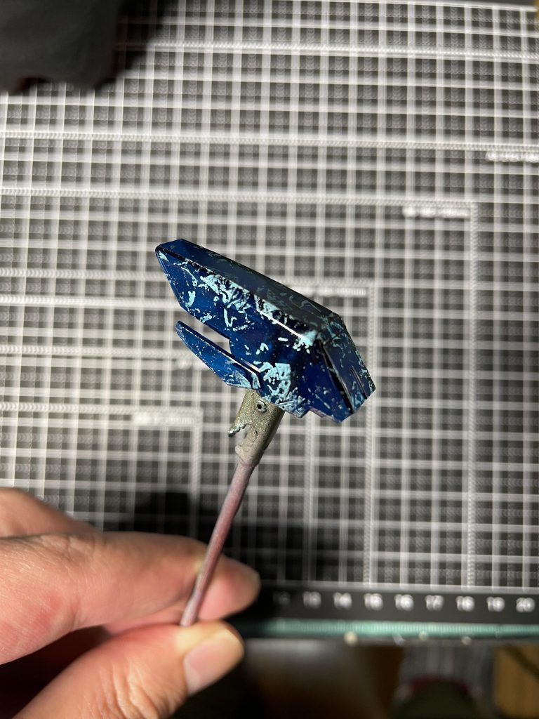 シルバーの上から、クリアカラーを吹き付けます。今回はクリアブルー、ダーククリアブルー、クリアパープルの3色でグラデーションをかけています。