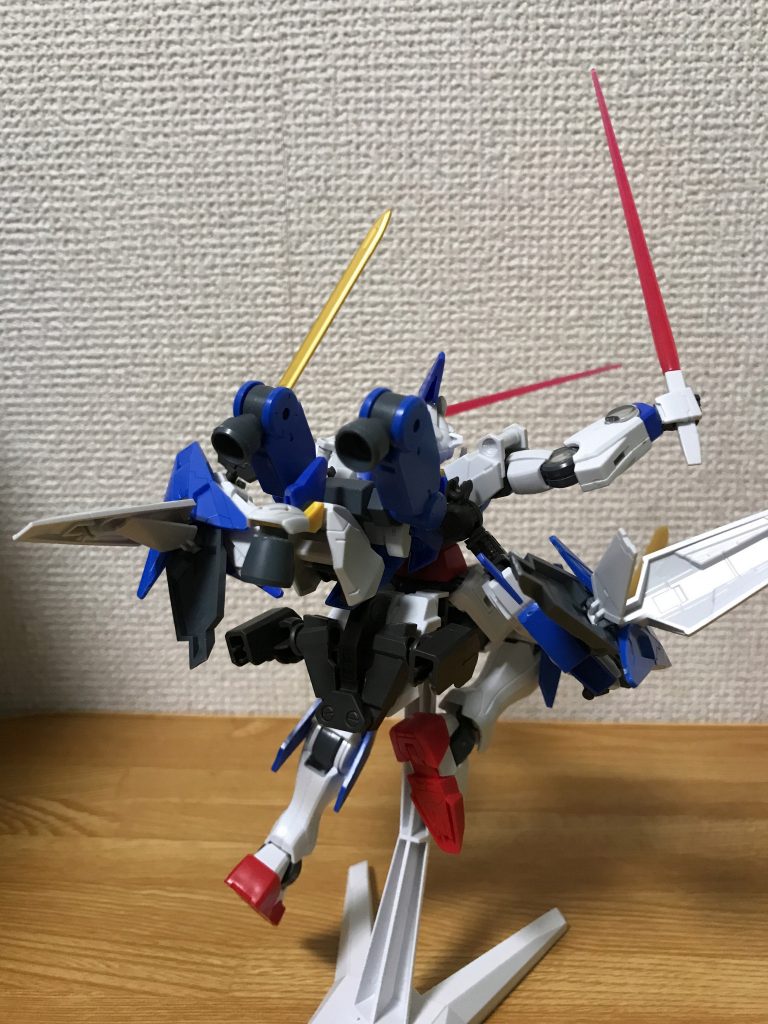 ダイバーエースユニットとシュヴァルべグレイズのブースターとバエルの肩アーマーに無理やりブースターw何かすごいスピードで迫ってくる機体にしたかったのでw