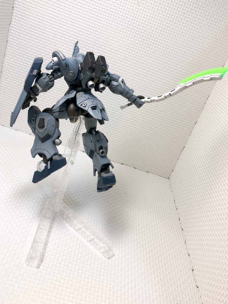 アックスを構えてのバックショットです。後ハメや接着が多かったですが、関節系はしっかりしているので、ぐりぐり動かせて良い感じです。