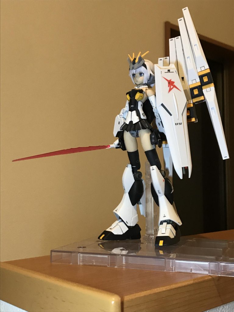 膝から下にそのままνガンダムの脚部をつけているため(FAガール側の足にジョイントつけて繋いでます)めちゃくちゃ脚が長いです、モデルか。