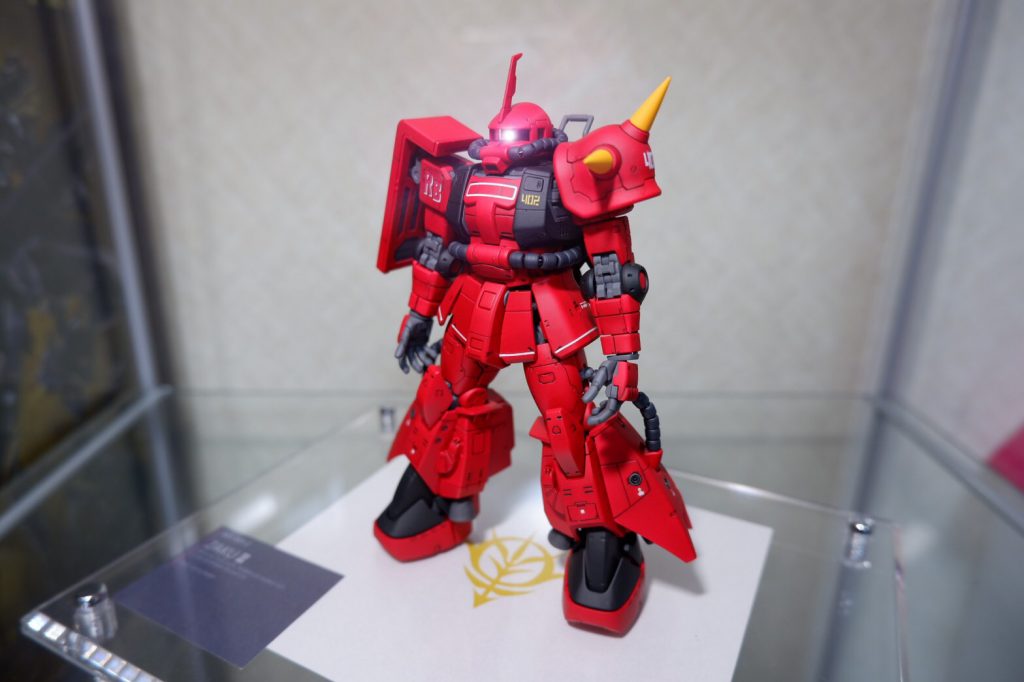 写真の加工でモノアイを光らせてみました。こんなのに睨まれたら連邦軍の兵士はひとたまりもないですね。