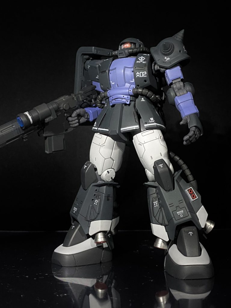 立ち姿。改修はほとんどしてませんが、すごく出来がいいキットですね。安定のザククオリティ。モノアイはシール仕様は嫌なので、モノアイレールを作成してHアイズで再現してます。モノアイカバーは薄いプラ板で。