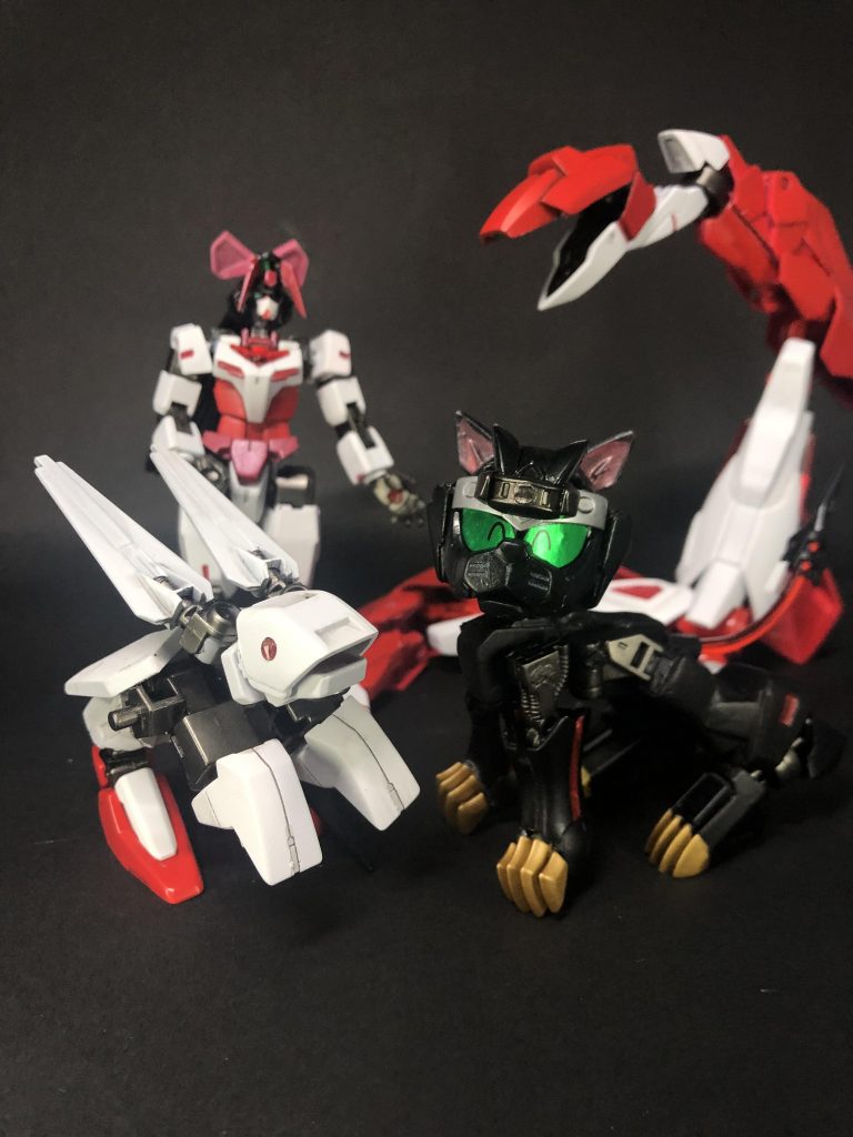 レッカ専用MAレッカ用のMAは兎型、猫型、蛇型の3体で、いずれもコアハンガーのようなアーマー接続部は無く、全パーツが合体する仕様。アーマーは頭部・手足・背中部分のみで、通常のコアガンダム用の物よりも少ないパーツで構成されている。これは、製作者であるアカネが、イブキ作の(アーマー着脱後は人型に変形する)MAしか見たことがなく、コアハンガーの存在を知らなかったのが大きな理由である。また、炎共鳴(ファイアリンク)というMA自体を強化する機能も搭載しており、レッカに近づく事で発動可能となる。(Bluetoothみたいな感じ)