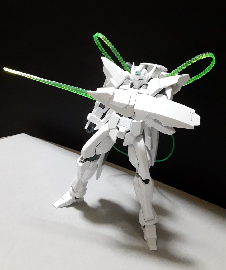 [Mバウンサー第１形態]強い機体には凄まじい出力を必要とする武装がつきもの、尚且つそれが攻防一体の武器となれば機体の被弾率を抑る事も可能となるはずだ！そう考えた改造好きの面々は高出力のビーム兵器を作る前に、兵器を使用した際の時間経過による出力低下を少しでも緩和出来るように特殊なバックパックの作成と機体内部に手を加え、よりビーム兵器を長く展開出来る「持続力」を得る事に成功した。機体の試験運用でビーム刃を展開出来るシールドを持たせてどれだけ展開した瞬間と同じ出力を維持する事が出来るのか検証したところ、約83分もの間瞬間最大出力を維持する事が出来た。後にこの形態で実戦込みの任務を２度行い、２回とも大した損壊もなく任務を遂行出来た。