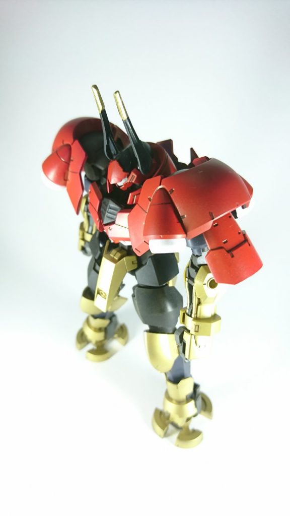 黒部分は黒サフをそのまま使用、赤・金・白部分はガンダムマーカーエアブラシにてそれぞれガンダムレッド、ガンダムゴールド、ニューホワイトを使用しています
