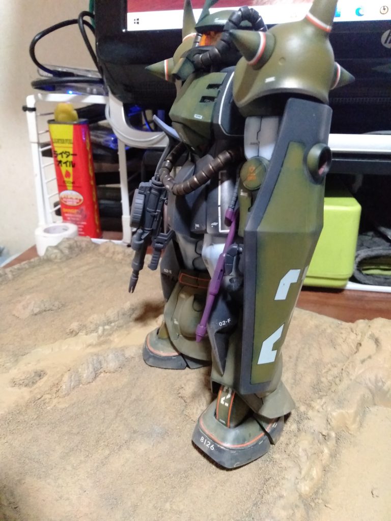 膝のダクトも創り替え、形状も変えました。腰部動力パイプの基部も