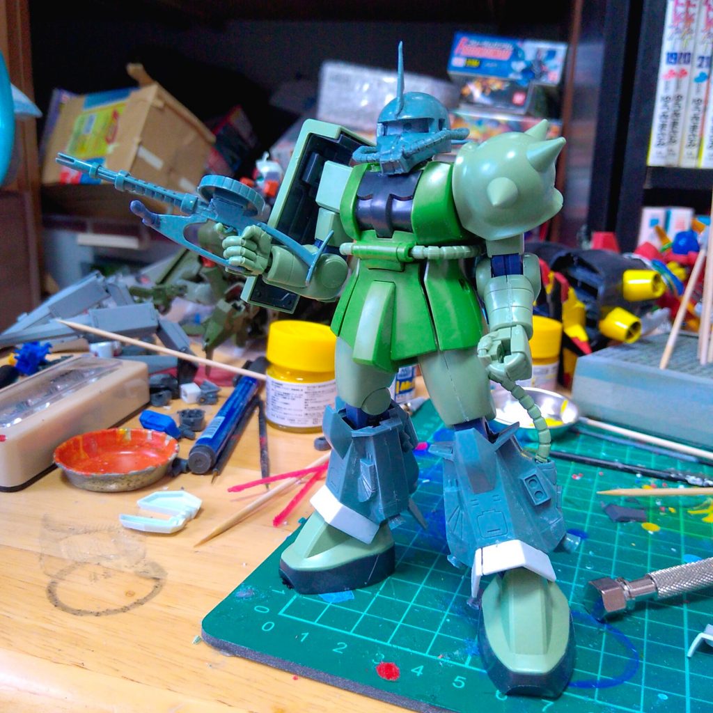 HGUCのザクヘッドより旧キット高機動型ザクのがかっこよかったので頭部は交換しましたんスネの長さが足りず足首見えちゃっててカッコ悪かったんでジャンクのAGE1のアンクルアーマーで延長しました白サフ以外は筆塗りです
