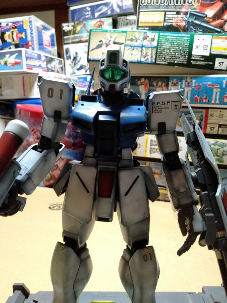 お手元のコマンドとは別の感じになってるはずでしょう?バンダイアレンジ、スナイパー2のフレーム共通全て出渕裕氏がデザインした形とはジムとザクほど違うますよね?なもんで元々基本製作のコンセプト、俺は元のデザインに戻すなので戻しましたッ‼(笑)っても誰でもマネできますよ簡単なので?胸部ダクト上部のスジボリ部をカットし横から見るとV時に見えるようにする。そこにプラバンやSSPなので広がった部分を修正するってだけでホ~ラ、ここまで変わるんですわwww