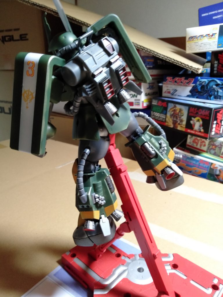 ”3”は第三中隊所属という実際をリスペクトしました。カラーはフォッカーの冬季迷彩を参考に最初の乗機でしたので他は迷彩とかで判別着くんで連邦も流石に、”ソード・マスター”と気づくと思い地味な方を選択しました