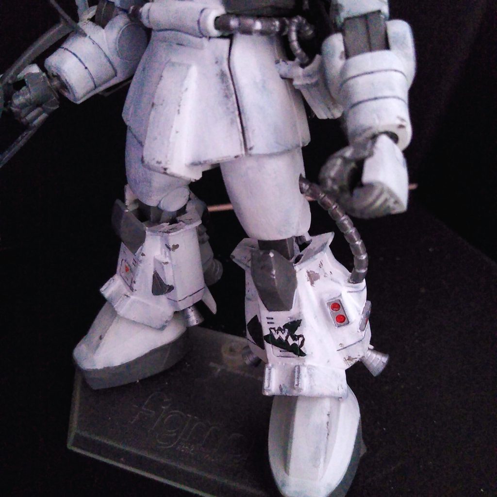 スネのエンブレムはデカールが無かったのでフリーハンドで描きました。あとシールドの「573」もね！