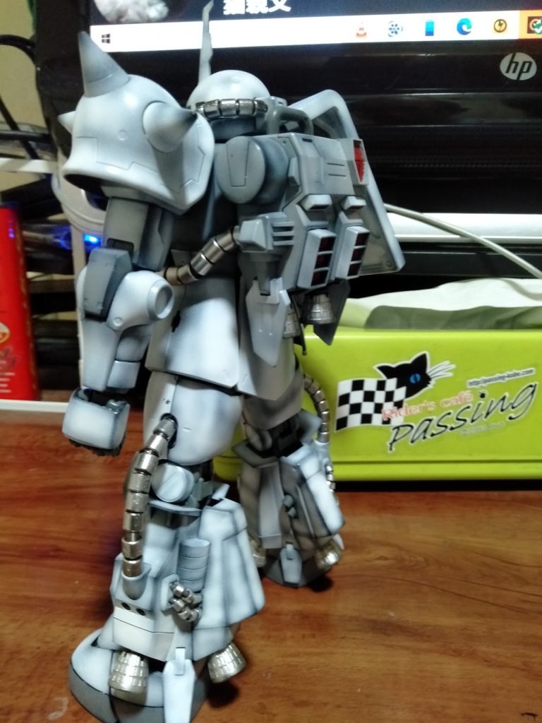 塗装も白とグレーだけではなく、中間の灰色も使って差別化してます