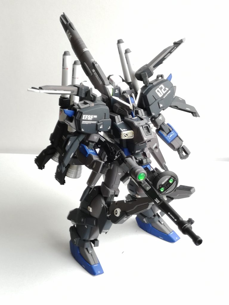 ビーム・スマートガンを構えた状態で。レドームにはHアイズ緑(裏面ラピーテープ貼付け)を使用。