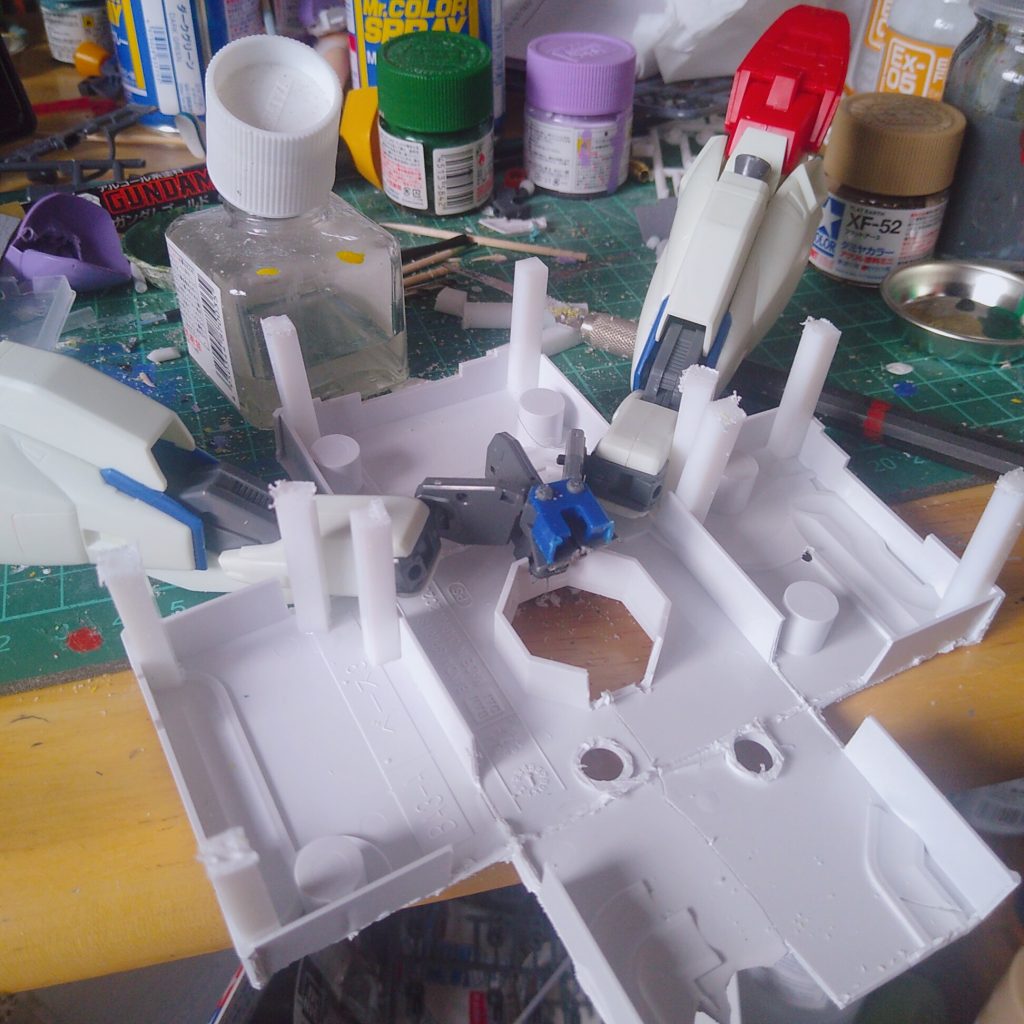 アクションベースにプラ角棒を支柱にZの下半身を挟み込みます( ˇωˇ )