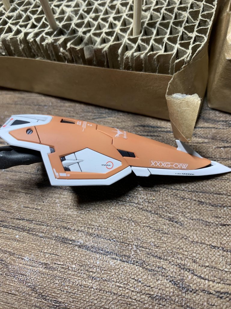 白はデカール作れないし、フォントもわからんしで一部はリアリスティックデカールも使ってみたけれど、この距離まで行かなければ目立たない、かなー。(ただしちゃんと密着できていればの話。)