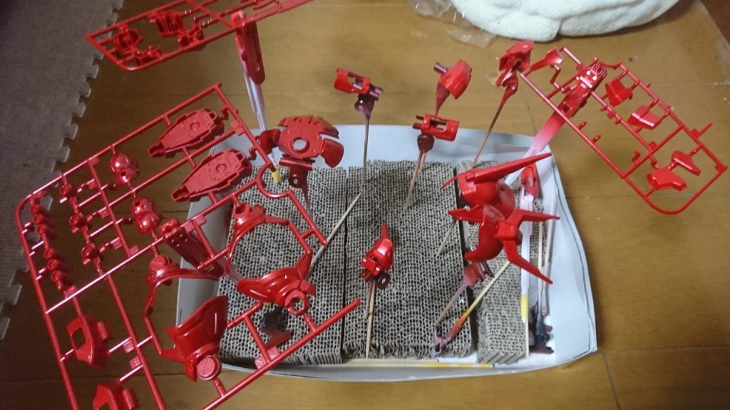 キャンディ塗装に使用した塗料は缶スプレー2種類でタミヤのピュアーメタリックレッドとクリアーレッド。一部除いてランナー塗装で作成してます。