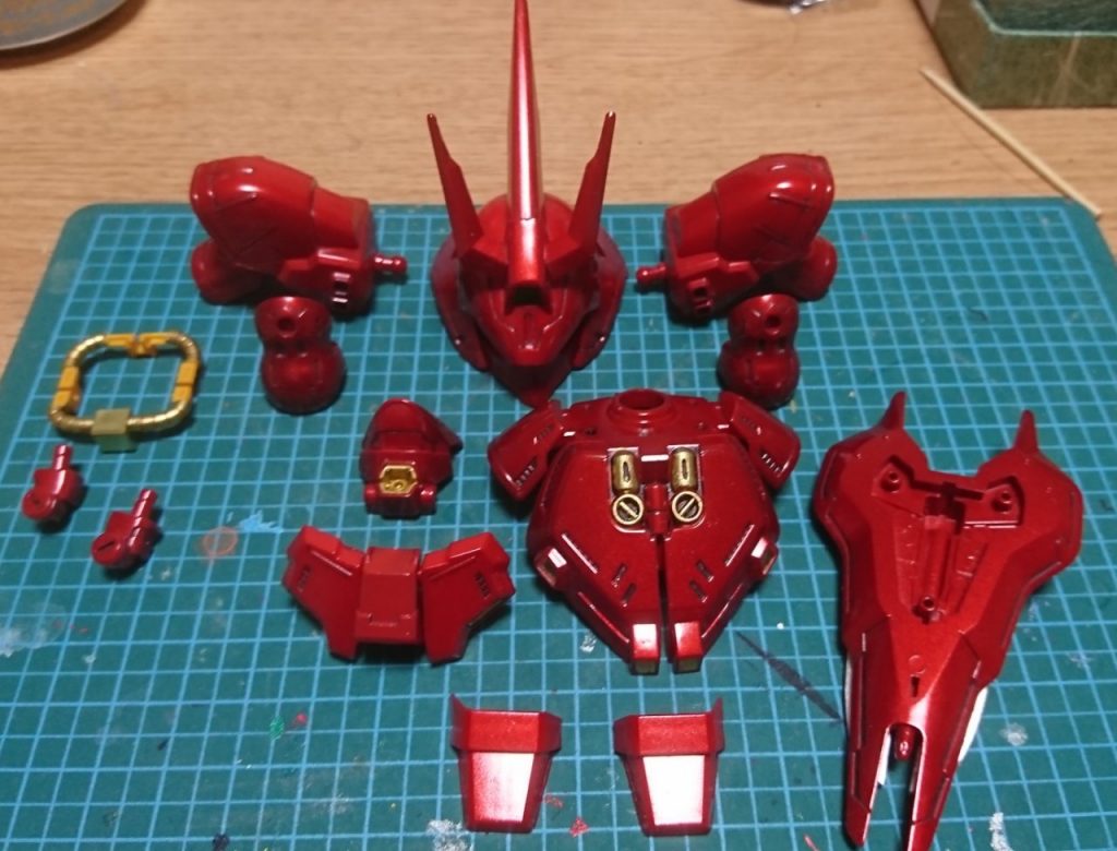 成型色の上にメタリックレッド(3回)→クリアレッド→トップコート光沢で仕上げました。よく聞くキャンディ塗装方法の「光沢ブラック→シルバー→クリアカラー」とは異なりますが、これも「ガンプラ凄技テクニック」で紹介されていたキャンディ塗装の作例と同様の手順で塗装した紛れも無いキャンディ塗装の作品です!綺麗にヌルテカ光沢が感じられて個人的に大満足でした!