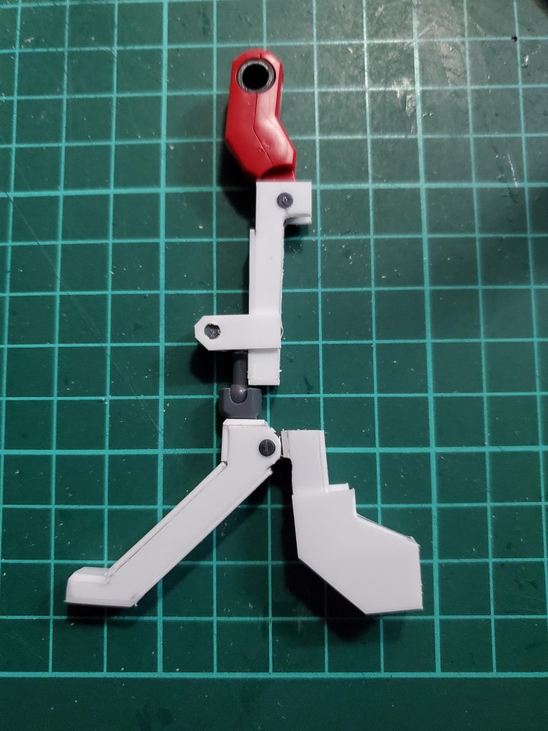 脚部の製作工程。プラ板とポリキャップによって芯を構成。