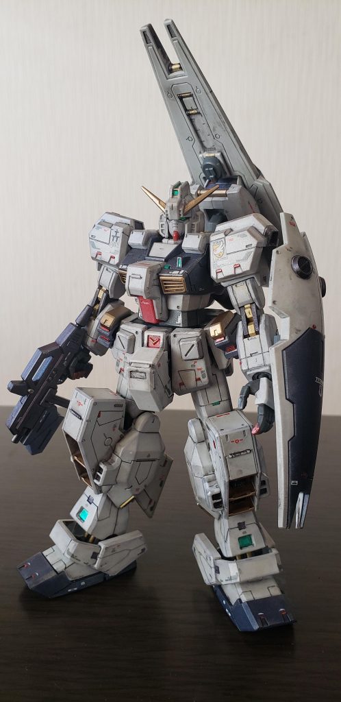 ガンダムマーカーで部分塗装、リアルタッチマーカーで汚し、艶消し仕上げ。合わせ目消しはまだ上手く無いです…
