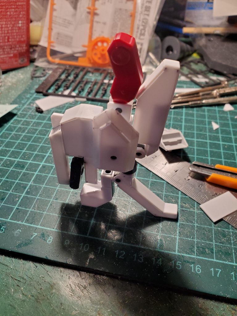 腿をアルケーガンダム、レールガンの可動部をアムアムから流用した以外はプラ板とポリキャップで構成。