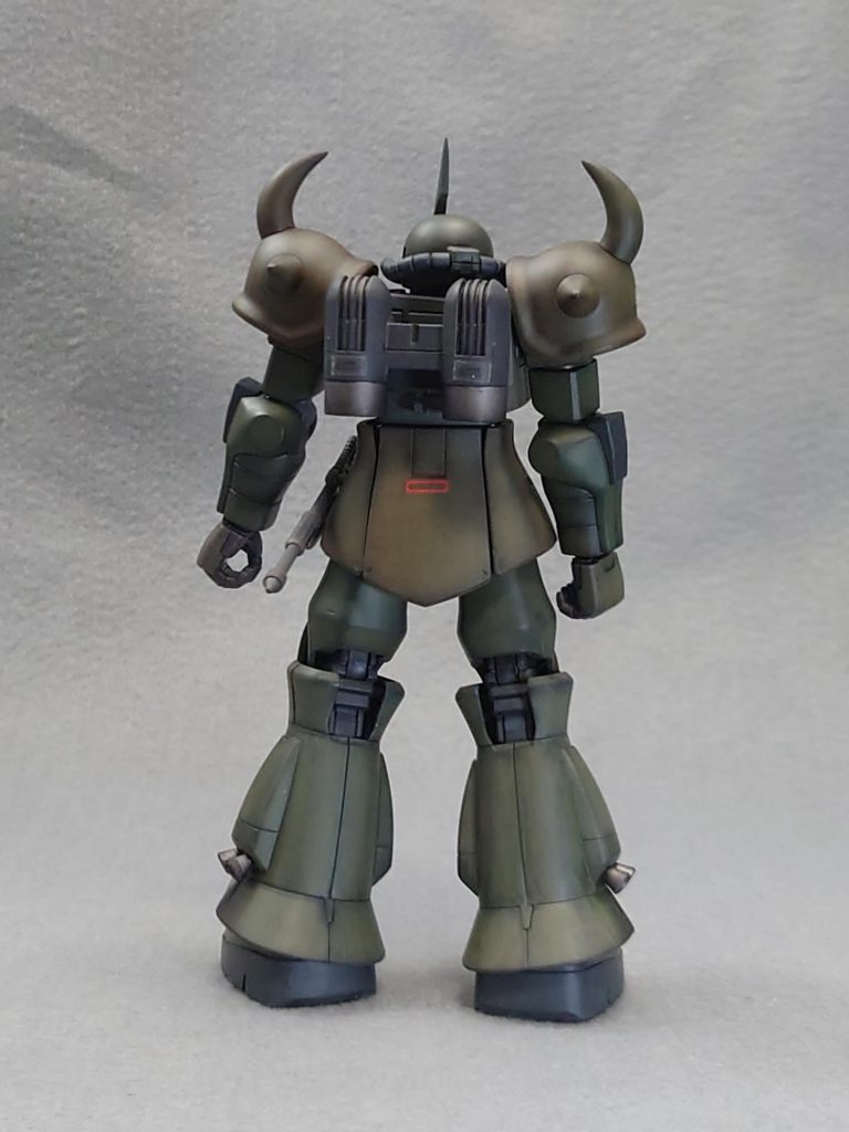 ランドセルは手持ちのジャンク部品の中にコレという物が無く、余っていたギャンのラドセルを無理くり着けました。全体的にダークグリーン系を下地に黒サフ吹き付けた後にグラデーションになるように0.2ミリのエアブラシで吹いています。 