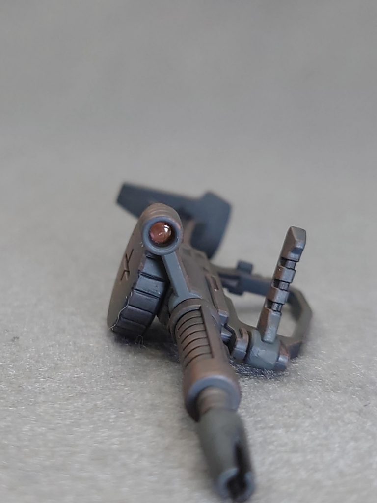 ザクマシンガンのスコープにもHアイズのピンクを埋め込みました。