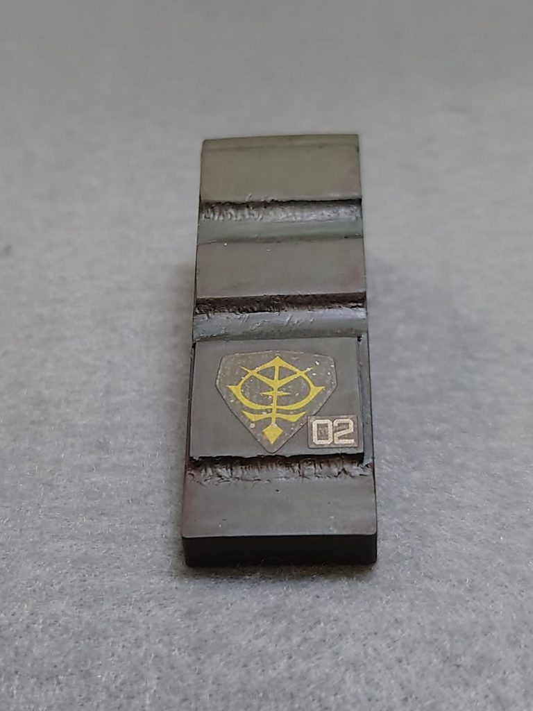 ザクシールドにプラ板を貼り付け追加装甲にしました。追加装甲は上下にパテを付け溶接ビードを表現してみました。 