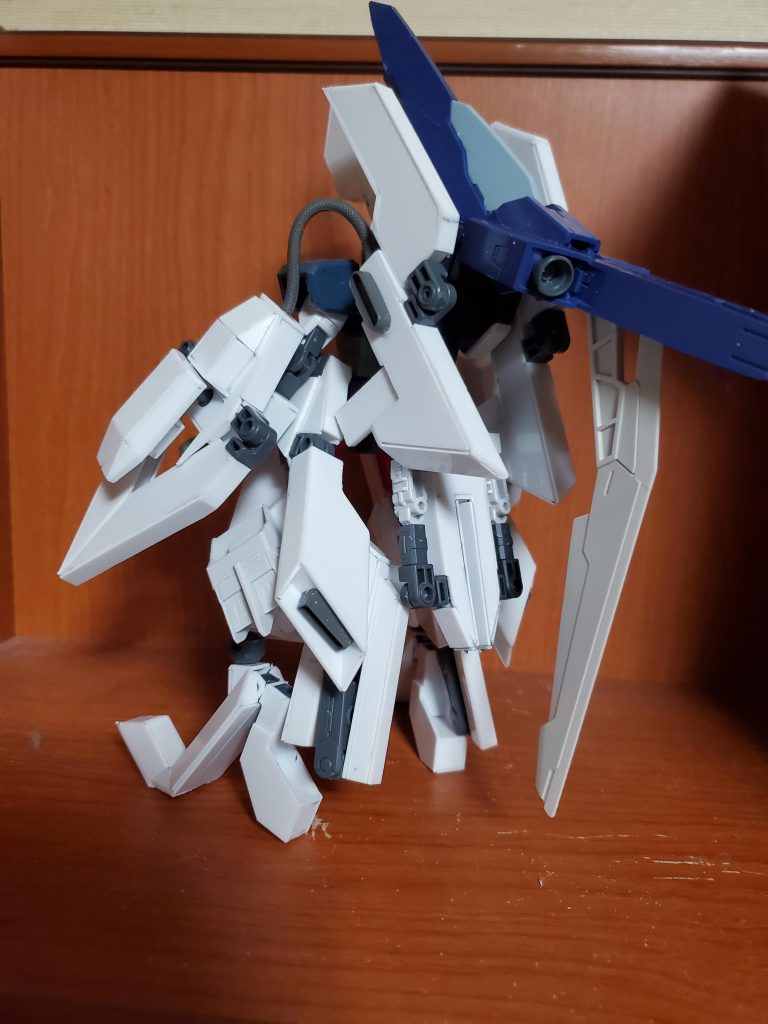 全身。(後ろ向きで申し訳ない)脹脛のスラスターと背中のスタビライザー以外の白い部分は全てプラ板です。写真はありませんが、大型ビームソードはUVレジンで製作しました。