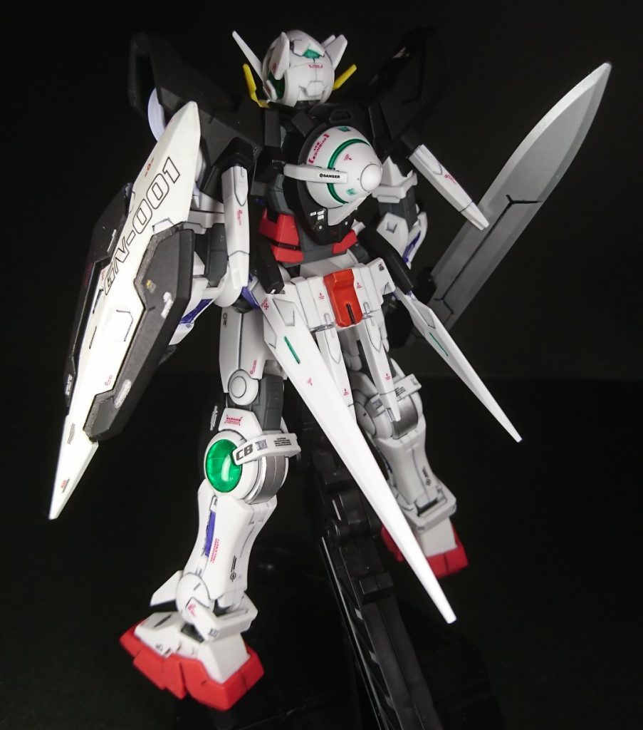 バックショット背面にもしっかりデカールを貼って情報量を増やしてます。太陽炉はガンダムマーカールミナスメタグリーンを筆塗りして稼働感を出してます