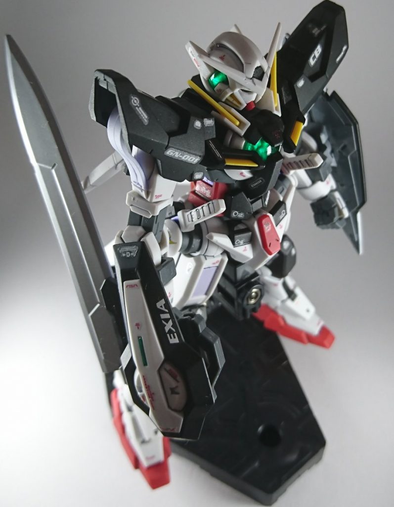 成型色が青のパーツを黒サフでブラックにしています。サフそのままですが抜群の隠蔽力と美しい質感に仕上がるのでこの作品で黒サフ仕上げ大好きになりました(笑)側頭部と胸部のクリアパーツは内側に仕込んだホイルシールのおかげで良い感じに光を反射して輝いてくれました。マッキーによる緑のクリア塗装も相まって満足な仕上がりに。