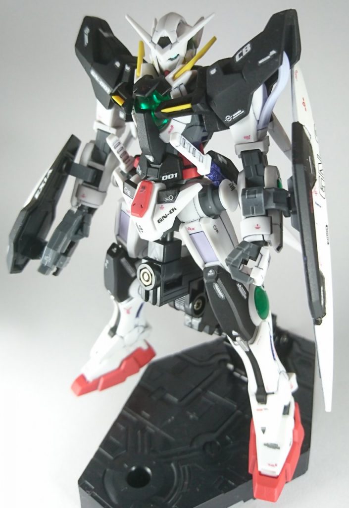 カメラ目線個人的に成型色の黄色は軽く玩具感を感じてしまうのでゴールドに塗装しても良かった気がしてます。この作品以後の制作時はほとんど黄色部をゴールドに塗装するようになった気がする