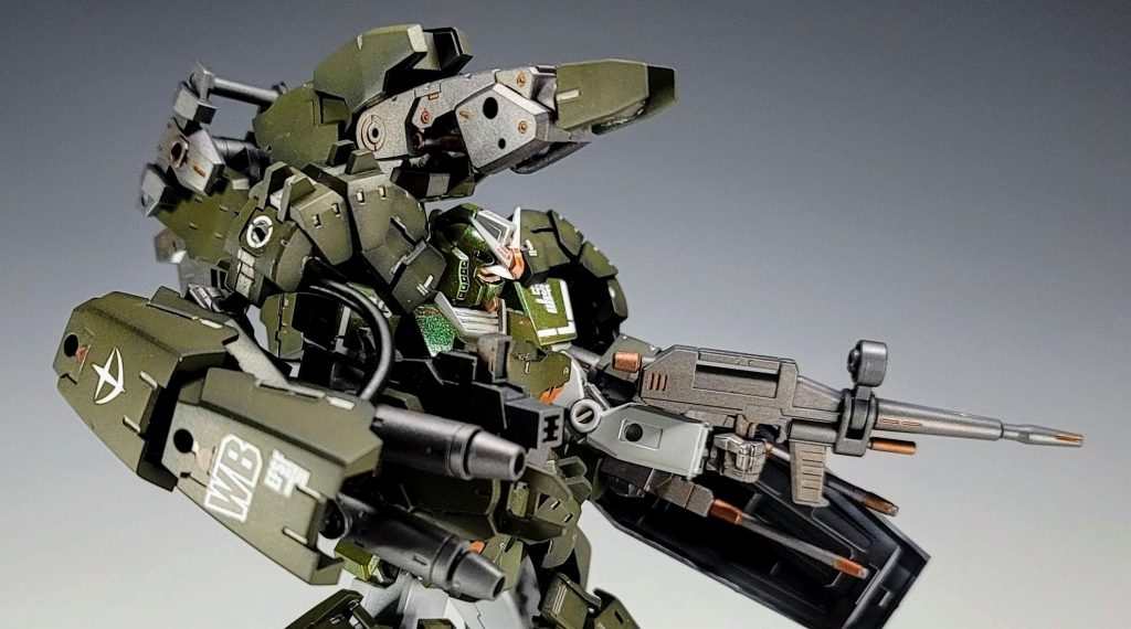 一番のお気に入りポーズです。ホワイトベースにこの機体があったらアムロはもっと楽できたかもしれないと思いつつ、カッコイイからWBデカールを貼りました。シエルノヴァの太ももを使った2連装キャノンは特に気に入っています。