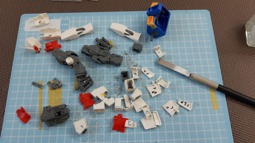 改修イメージに沿って、ノコギリでバラバラにします。「もう作りきるしかない」と自分を追い込む為に、必要な工程です。