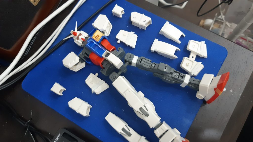 後はプラ板の積み重ね、パーツの幅詰めを繰り返す感じです。