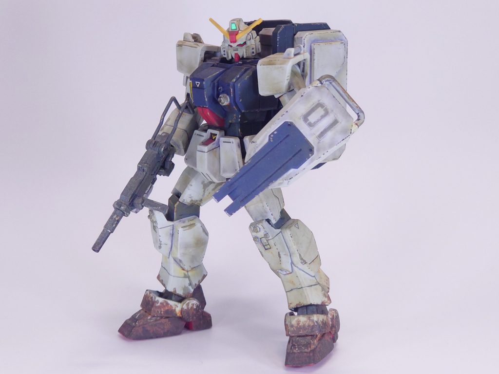 3号機 資材運搬機です。今回は偵察任務の為180mmキャノンは必要ないので、その代わり長期の偵察に必要な資材をコンテナに格納しています。「HGUC陸戦型ガンダム」リバイブ版より体型が太めでゴツイです。この機体だけ少し前に作った物なので塗装とウェザリングの方向性がズレてしまっています。