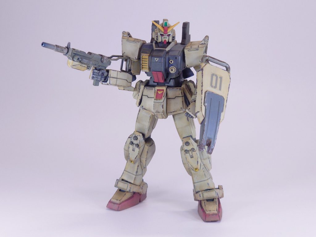 1号機 この小隊のエース機です。敵と遭遇した際に一番最初に戦闘に入り小隊の安全を確保する機体。撤退時は殿を務める。「リバイブ版のHGUC陸戦型ガンダム」陸戦型ジムの方がディティールが良いので腕をジムに換装しています。その他のディティールも陸戦型ジムに寄せて多少増やしました。
