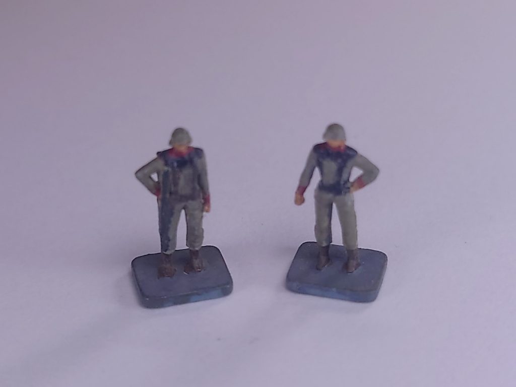 1/144の連邦軍兵士は小さくて塗るのが少し大変でした。