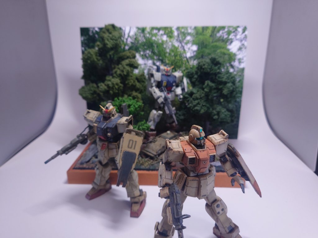 撮影はこんな感じで撮っています。遠近感をだすため、MSをジオラマからはみだして配置したりしています。