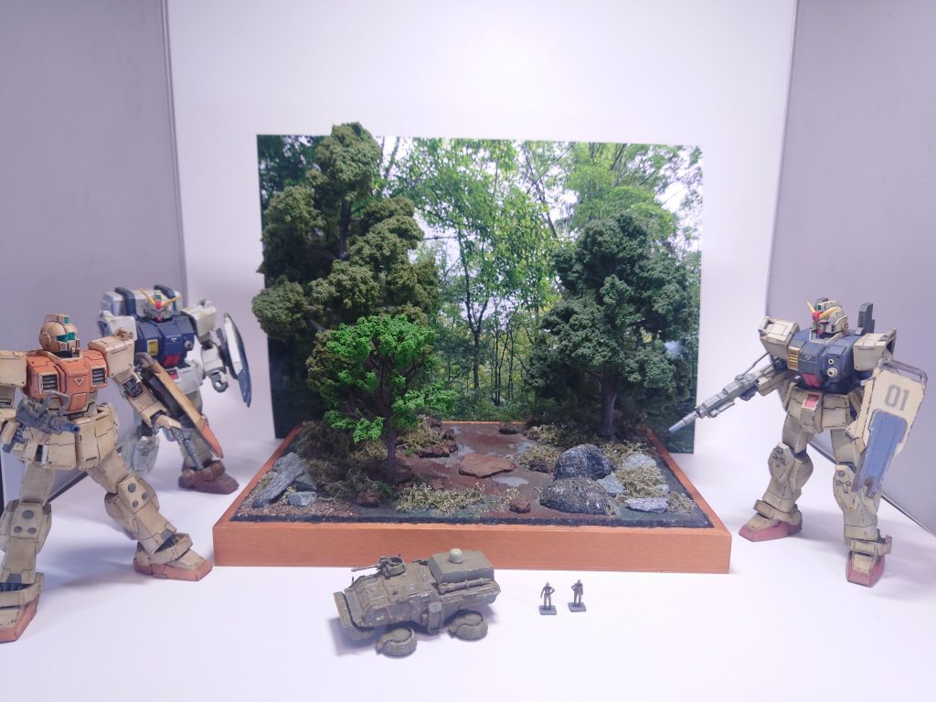色々なストーリーでジオラマを飾りたかったので、MSなどは固定せずにポーズや配置はそのつど換えて飾っています。ジオラマ制作は好きなんですが、スケールモデルと違ってガンプラは可動させて色々なポーズを楽しめるので、固定してしまうのがもったいない気がします。邪道かもしれませんが。