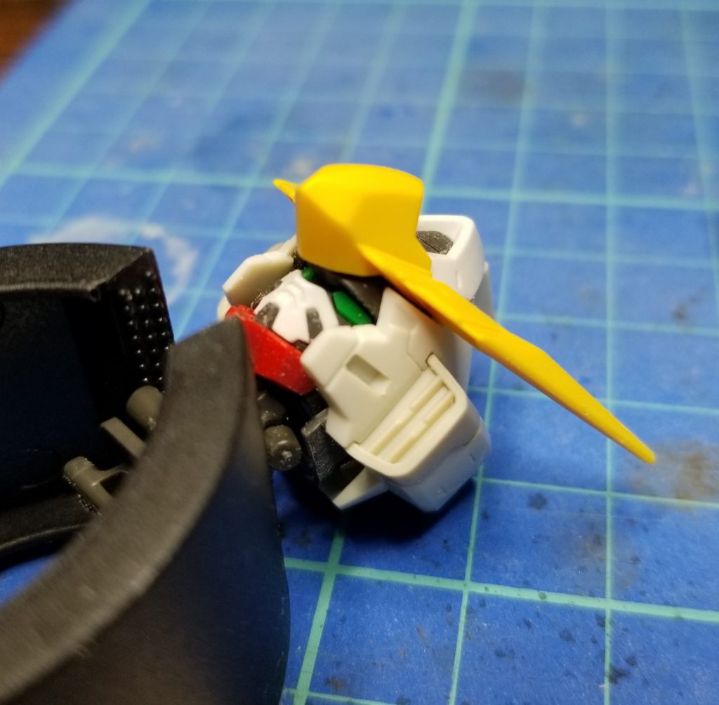 1/100バルバトスフェイスを、フレームごといれこみました。白虎フェイスを少しずつ削って微調整、成型色仕上げのためパテは使えないのでヒヤヒヤしつつ仕上げました。