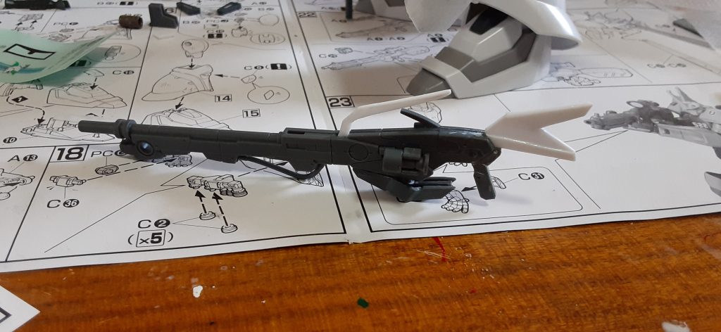 ライフルは付属のやつを改造しようかなと思ってたら30mmのライフルがちょうどよさそうだったのでプラ板とMGジャスティスのあまりパーツ付けてグリップ位置動かして一部塗装してます。