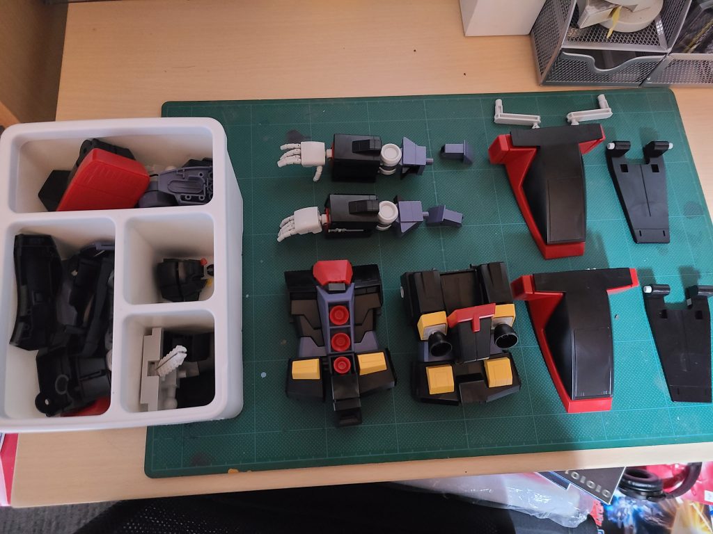 まず仮組み状態ですビスで固定する箇所が恐かったのでこうしてばらばら状態にしました